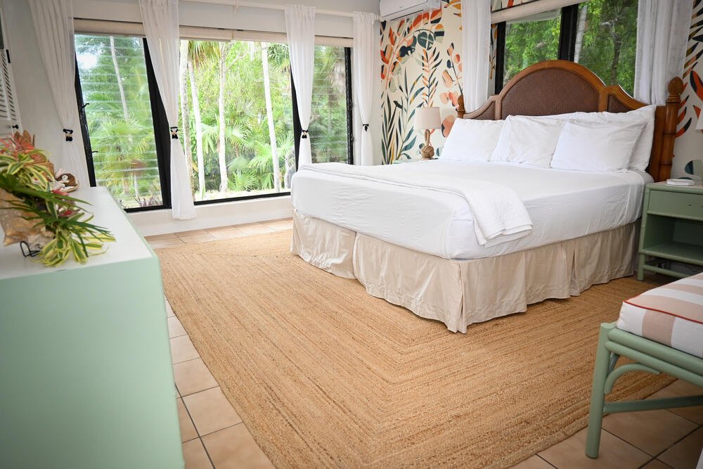 Pineapple Suite king bed